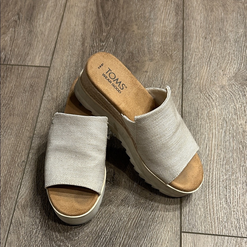 TOMS Women's Tan Mules - Picture 1 of 4